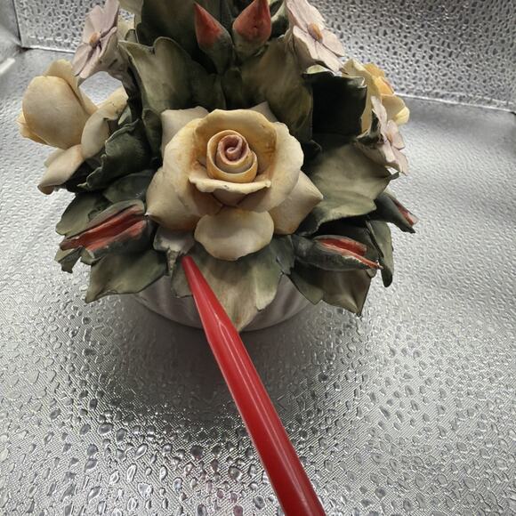 A la venta: Capodimonte Italian Porcelain Flower Candlestick  Rare Vintage Capodimonte Visconti Porcelain Colorful Flower Centerpiece 3.5”